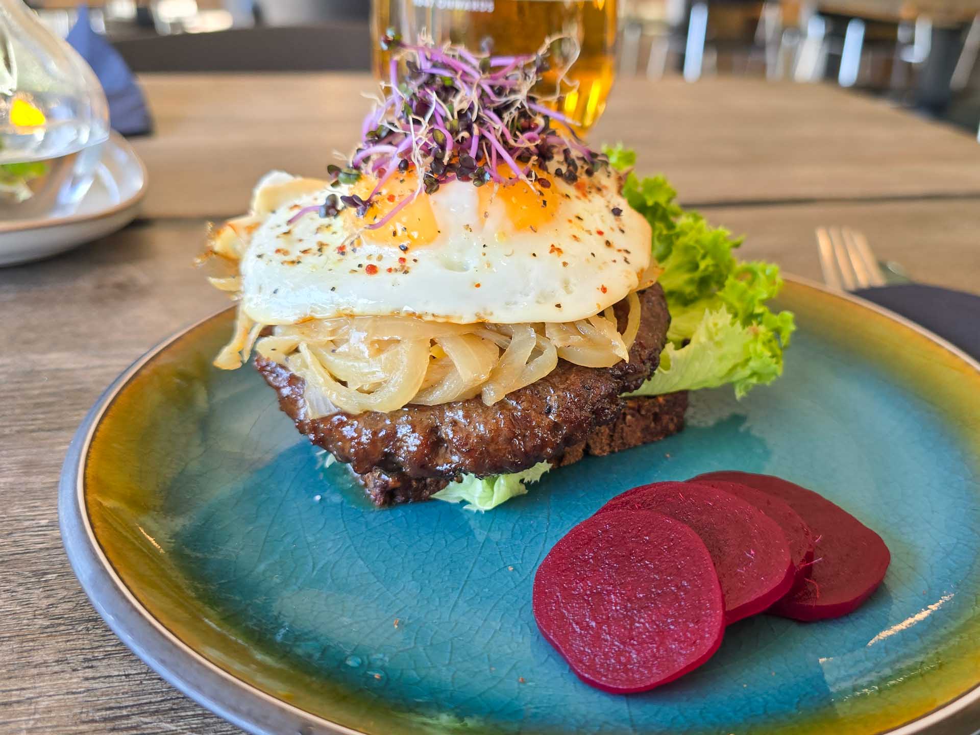 Smørrebrød med hakkebøf hos Den Lille Kok hos Vejle Golf Klub.