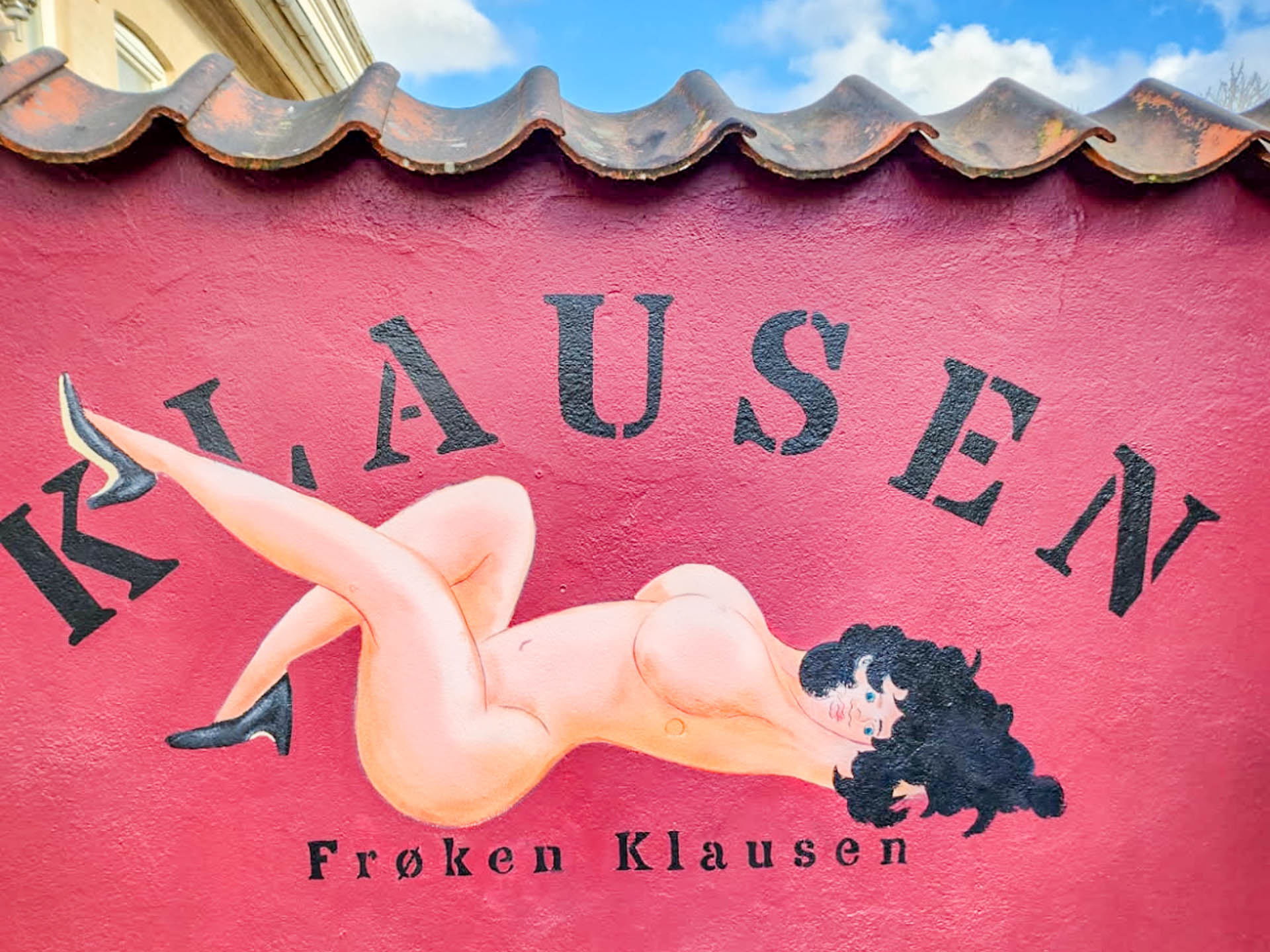 Frøken Klausen er malet på muren i den hyggelige gårdhave hos Klausen i Vejle.