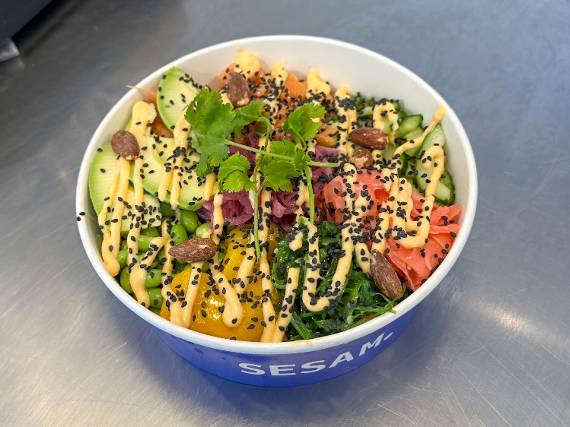Sesam bowl med laks.
