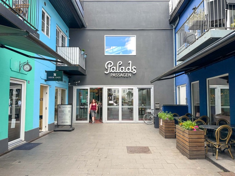 Gågade med blå facader og indgang til Paladspassagen ved Social Dining i Vejle