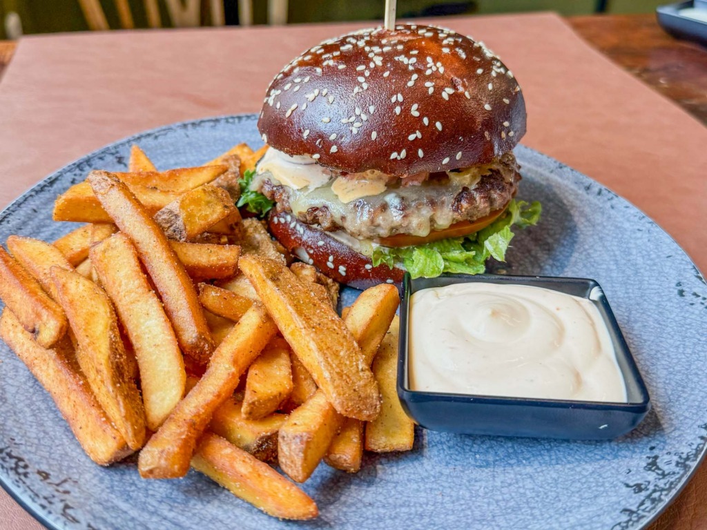 Burger med fritter hos Meat hos Social Dining i Vejle
