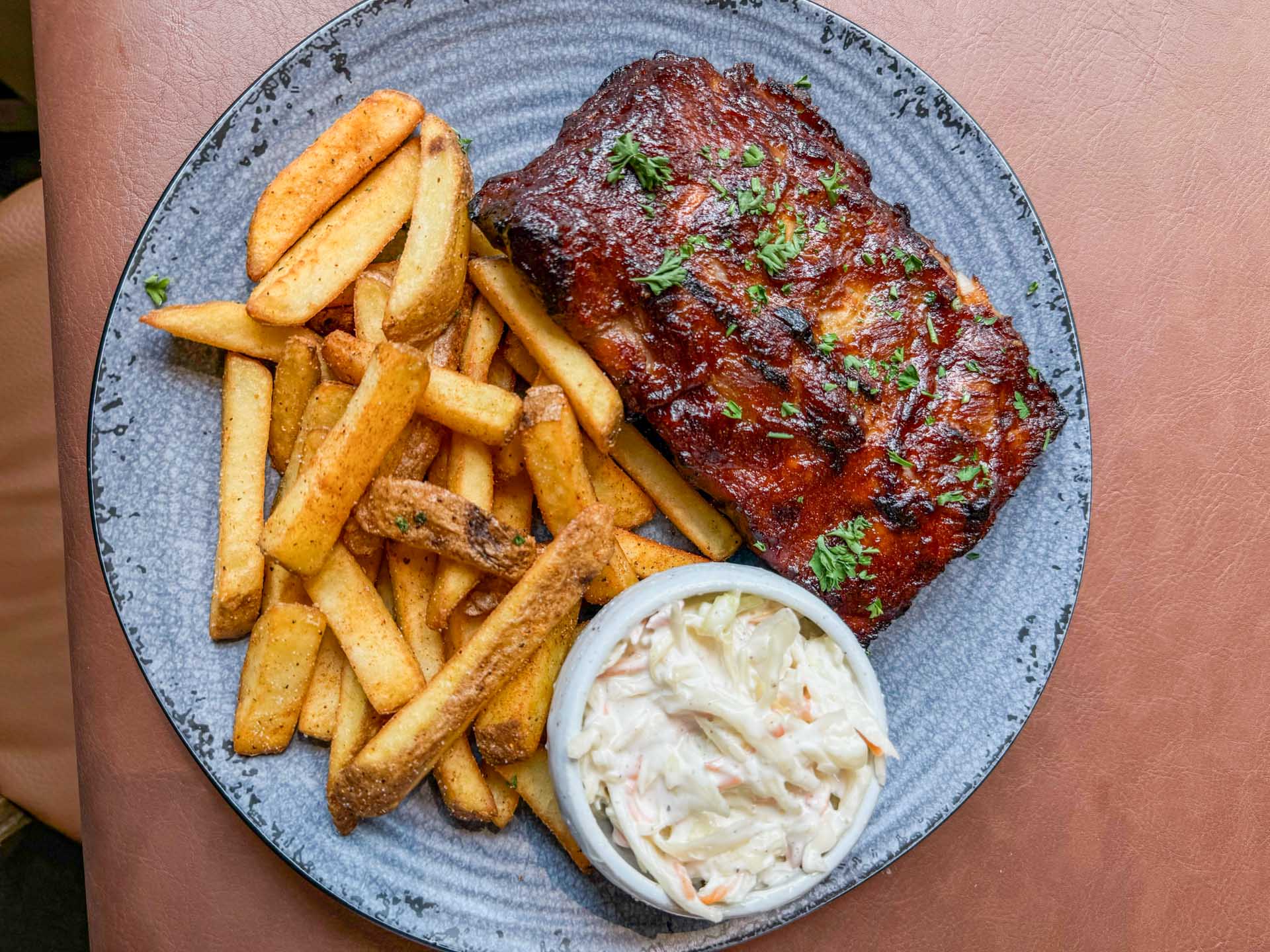 Meat hos Social Dining i Vejle serverer spareribs.