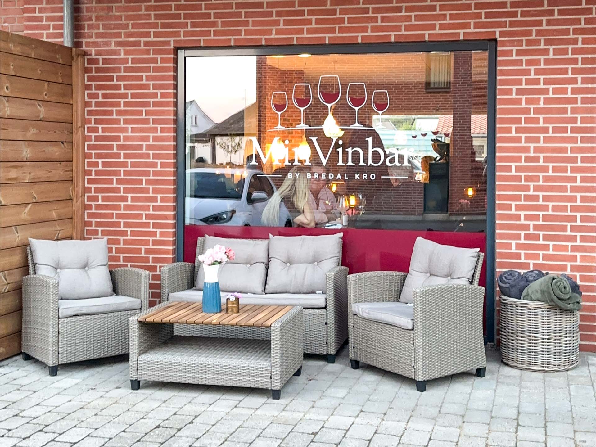 Tag plads udenfor hos Min Vinbar i Hedensted