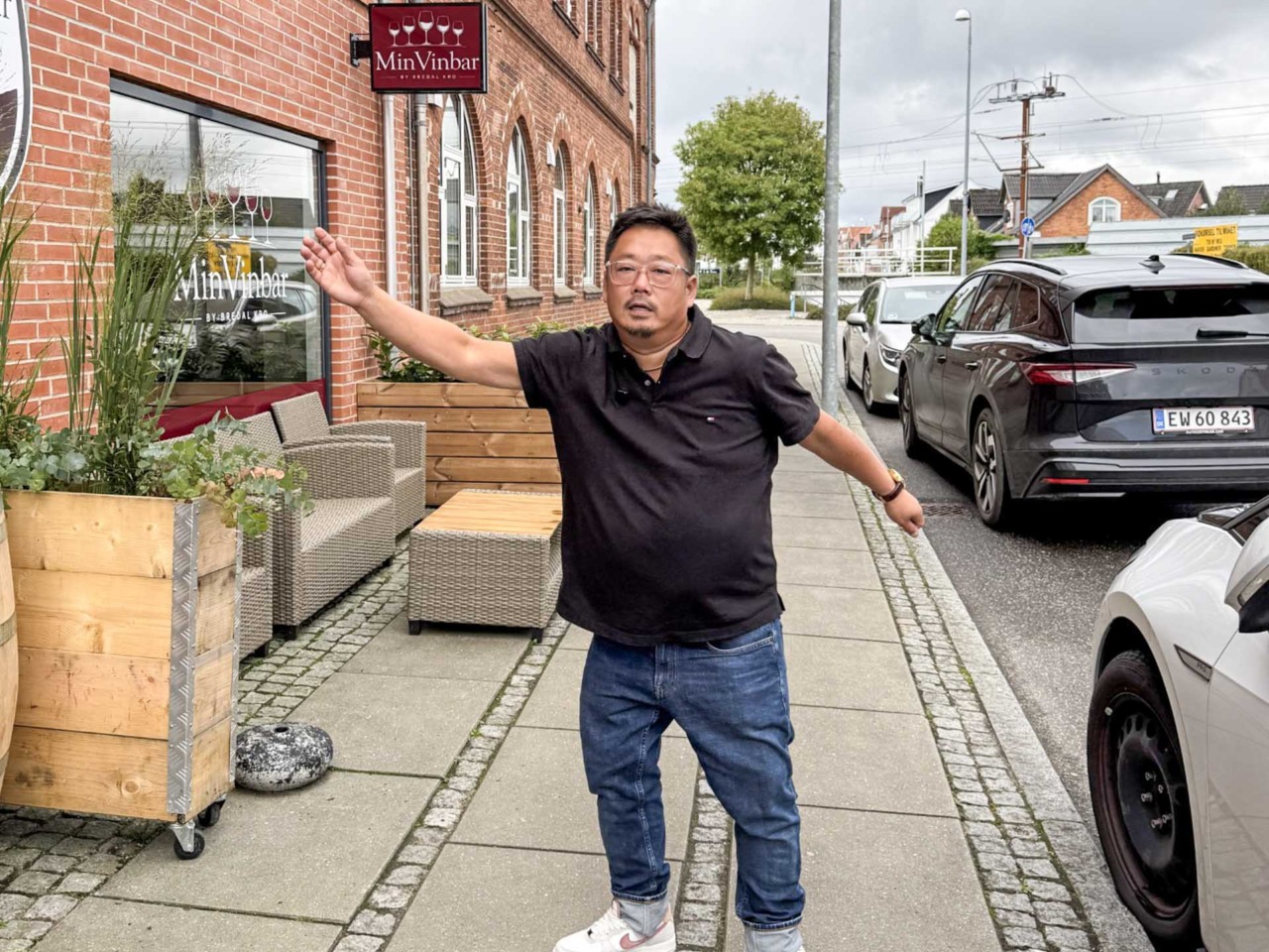 Axel byder velkommen til vinbingo på Min Vinbar i Hedensted